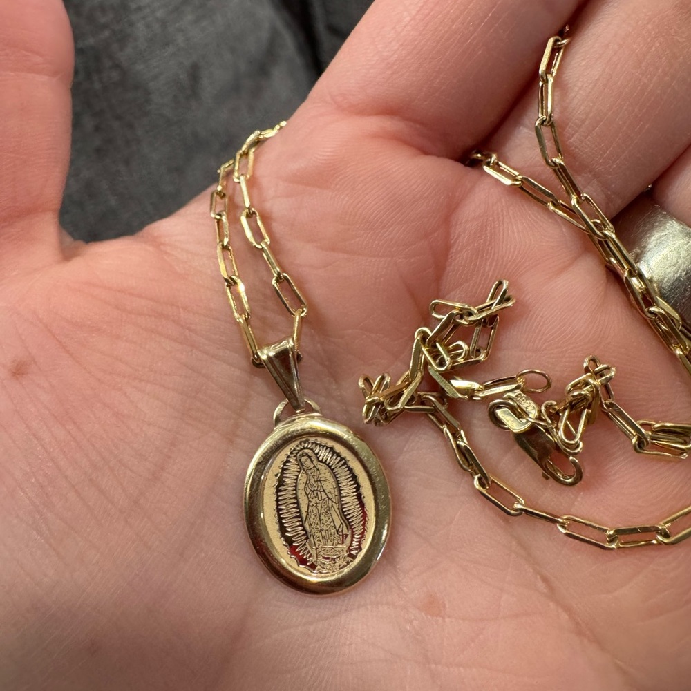 10K pure paperclip necklace with Virgin Mary pendant đ€ - Picture 7 of 13